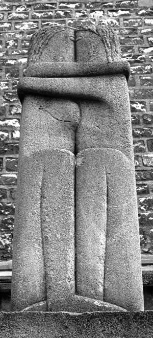 elvira:

unpalombaro:
Feb. 19, 1876 was the birthday of Constantin Brâncuşi (d. 1957) scultore rumeno.
i12bent:
One of many versions of Brâncuşi’s most famous work, The Kiss, was used as his grave marker in the Cimetiere de Montparnasse, Paris, France

