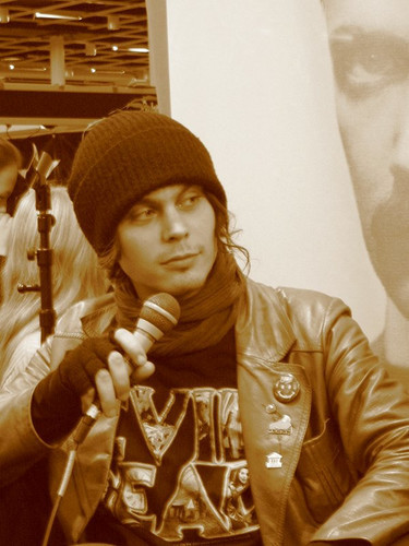 sootoo: Ville Valo talks about vibrators, his new tattoo and the album(Kinda