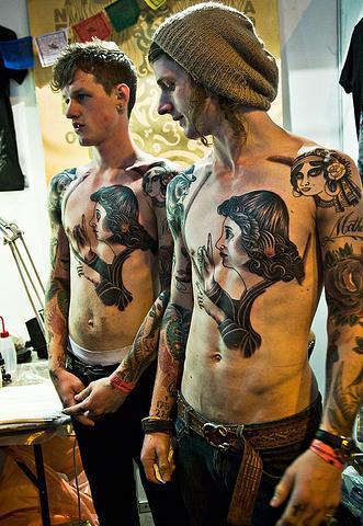 hennypotter: charliedelta: boys and tattoos. i just. want. to lick.