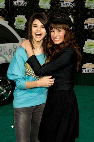 Demi+lovato+and+selena+gomez+kissing+each+other