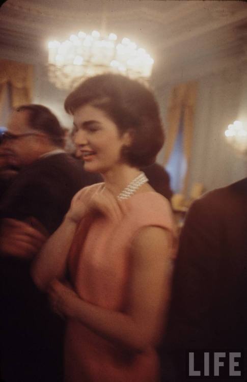  Jacqueline Lee Bouvier shows her in an Anne Lowedesigned wedding dress