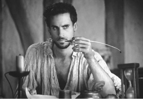 gabbyrandom:  Joseph Fiennes in Shakespeare in Love. Hes just gawgeous in this movie :)  32.  Joseph Fiennes