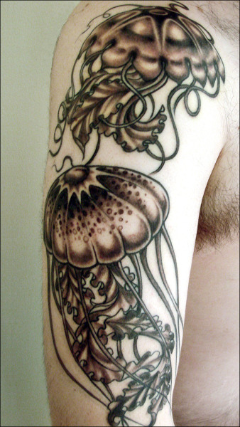 tattoos of jellyfish. beautiful jellyfish tattoos.