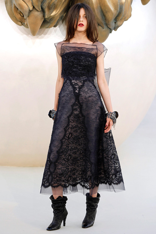 macabremode:  neonloneliness:  fairphantom:  Tati Cotliar in Chanel Fall 2010 Couture