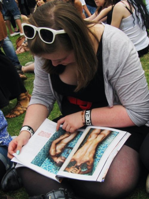 intently reading mcfly's attitude interview during pitp yesterday 
