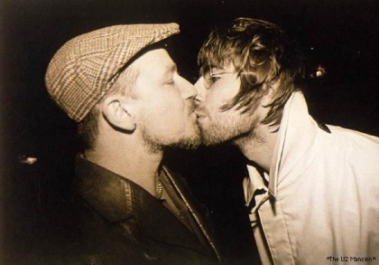 Liam Gallagher kiss Bono Vox