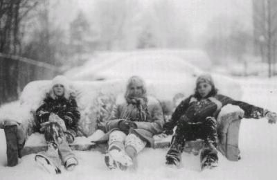 Menschen auf einem Sofa im Schnee