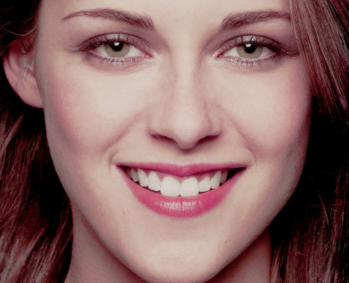 allineediskristenstewart:


heykstew:

Her smile makes my life better.

“Rose my color is and white, pretty mouth and green my eyes”
J. D. Salinger
