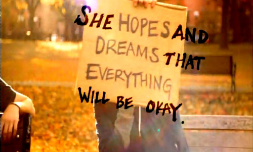  Ela espera e sonha que tudo fique bem. 