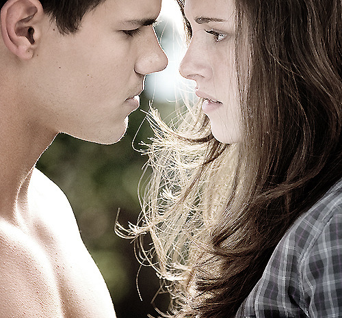 everythinginmyworld:

Bella - Amanhã eu volto.Jacob - Eu vou estar sempre te esperando, sempre.Bella - Até que meu coração pare de bater? Jacob - Talvez até depois!
