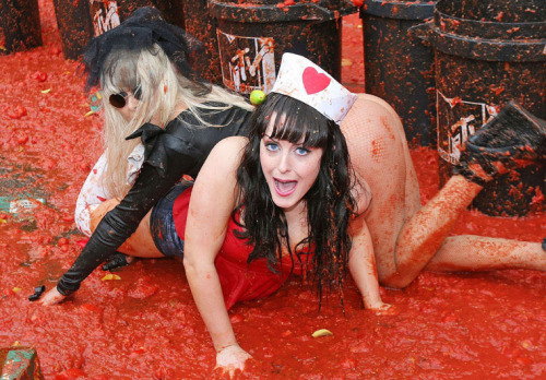 Katy Perry Lady Gaga wrestling in tomatoes 3