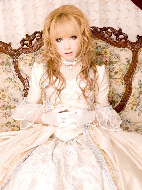 I fucking love this guy!
artificialheartbeat:
HIZAKI IS A BOY AND CAN ROCK THIS LOOK BETTER THAN ME.
JROCK: DESTROYING YOUR SELF ESTEEM SINCE 1980
