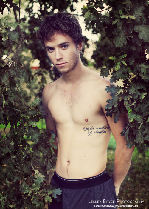 ohmyitsvv: Well HELLO THERE Peter Pan. I love his tattoo &lt;3 Wait&