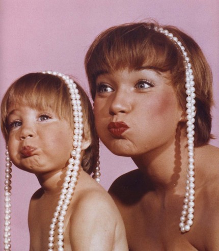 Allan Grant 1959 Shirley MacLaine and daughter Sachi Parker