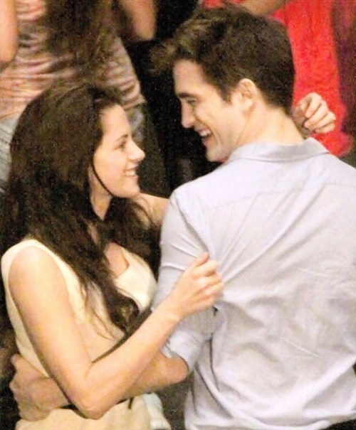 aaaaaaaaaaawwww don’t tell me that they are dancing.:’)
OMGGGGGGGGGG how extremely cuuuuuute :’)
ahhhhh robsten :’)They are the cutest couple :’)