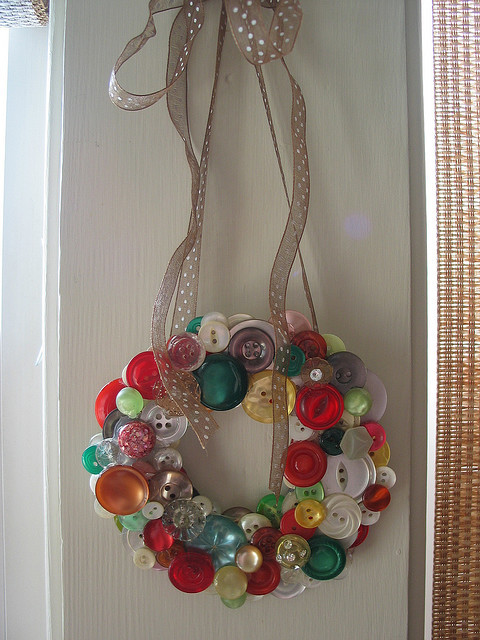 cajunmama:

vintage button wreath (by pixiegenne)