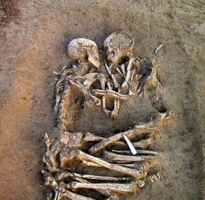 dizentao:


Estes dois esqueletos do período neolítico foram descobertos por  arqueólogos, perto de Mântua, em Itália e acredita-se ser amantes  jovens, devido à presença de todos os dentes. A localização de seu  eterno abraço tinha apenas 25 quilômetros ao sul de Verona, a cidade  onde o amor de Shakespeare, a história de Romeu e Julieta foi definido.

