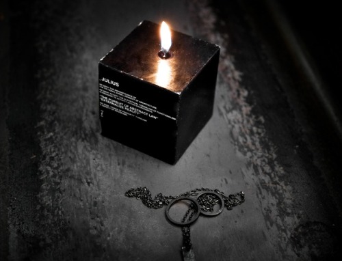 cavesoflilith:   JULIUS Hong Kong recently released this exclusive ‘_Ring in Candle’ just for its new hometown store. The candle features an embedded ring and necklace. As the wax melts down, it slowly unveils the jewelry.