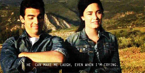  Demi: Ele consegue me fazer sorrir, mesmo quando eu estou chorando. 