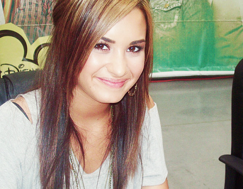 favorite demi photos in 2010 / in no order / signing at wal-mart in rochester hills, mi
