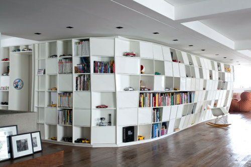 bitchville:

Bending bookcase apartment by http://www.triptyque.com/