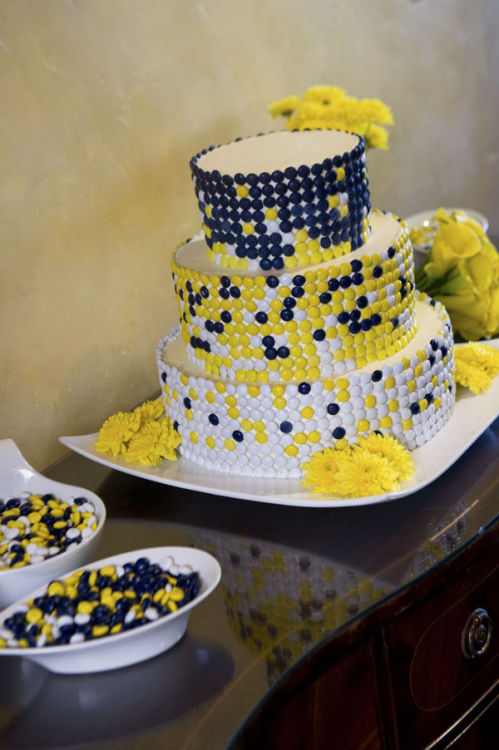 I love a good navy blue and yellow wedding View high resolution