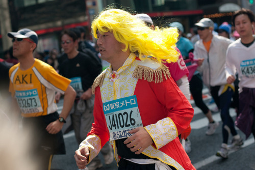Photos: Costumed runners at Tokyo Marathon ~ Pink Tentacle