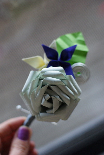 mybohemiansummer Boutonniere to go with the gray and purple wedding bouquet