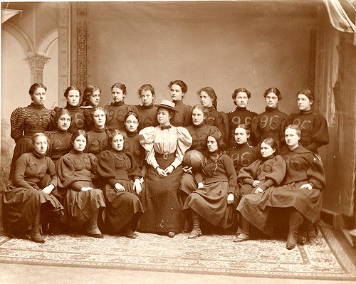Vassar 1896 a equipe de basquete feminino (via vassarcollegearchives)