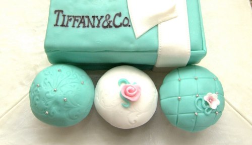 fuckyeahtiffanyandco:

Tiffany and Co Cake Balls
