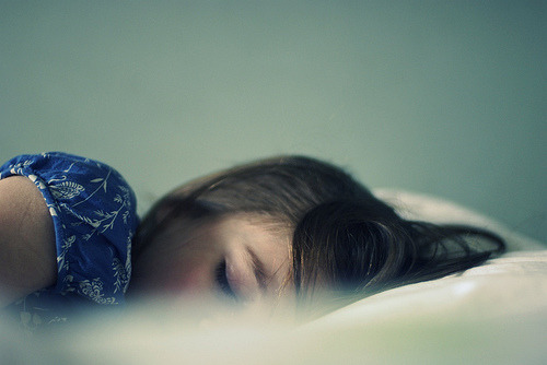 ilovewonkanerdscandy:

Eu amo dormir.Porque minha vida tem uma certa tendência a desmoronar quando estou acordado,sabe?
