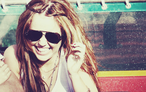 O melhor tipo de riso é quando você começa a rir sem motivo e não consegue parar. 

Miley Cyrus 