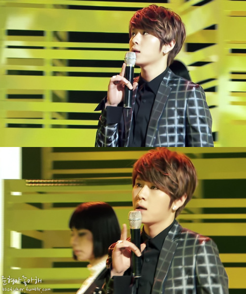kissthebeast:
b2stjoker:
110326 음악중심
only yong junhyung holds a mic like that.
:))))))))))