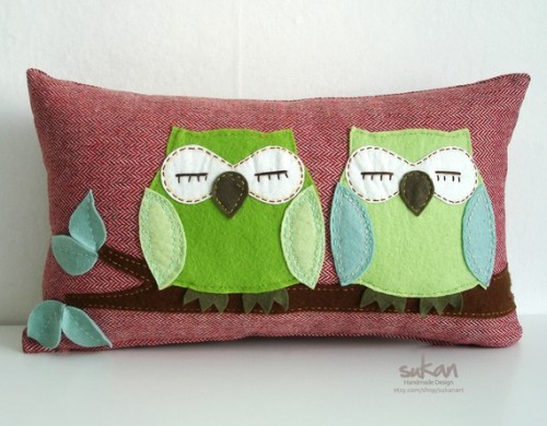 simplysety:

Owls Pillow Cover
[want!]
