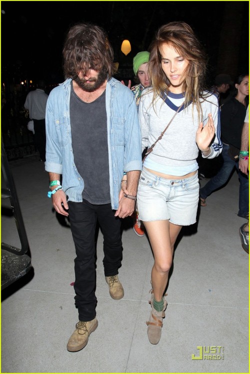 isabel lucas and angus stone at coachella Source 17minuteslater 