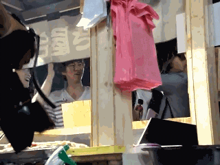 minbunny:

 
Sungmin wanted to give Ryeowook a High 5 but Kyuhyun stopped him :p &lt;33

original gif
