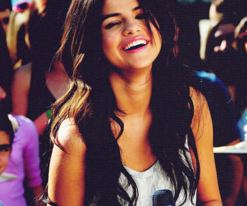 cryandbelieve:

Eu não sou nenhuma rainha da beleza, mas não me trocaria por ninguém. Sou especial do meu jeito.
                                       Selena Gomez

