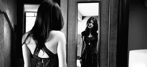  Quando falarem: “Se olha no espelho, menina”. Não se olhe. O espelho não fala o quanto você é perfeita. (Love Forbidden). 