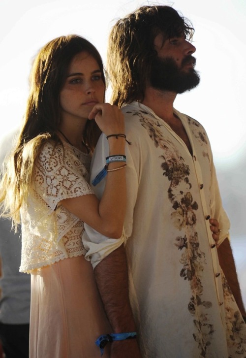 isabel lucas 2011. Angus Stone and Isabel Lucas