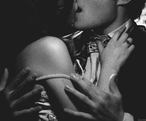 
Eu quero sentir seus braços na minha cintura, seu corpo com o meu, sua voz sussurrando coisas loucas e doces no meu ouvido, eu quero você.
