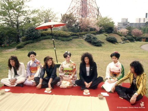Queen relaxing and strolling around the Japanese gardens of &#8216;Tokyo Prince Hotel&#8217; where they had stayed then.(April 1975)