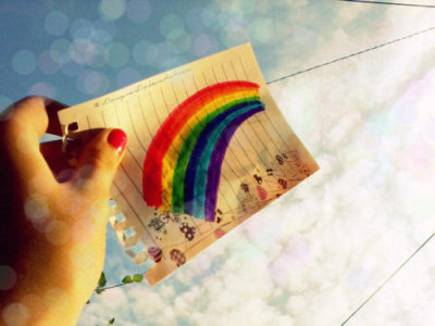 Algumas pessoas querem felicidade facilmente, sem nenhum problema, mas elas se esquecem que pra se ter um arco-íris é preciso um pouco de chuva. 
(aw)