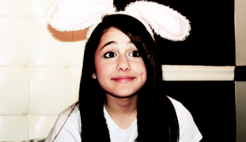 ariana grande her hair is black or old edits 