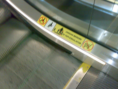 Kursi roda dilarang naik eskalator… tp duduk aja langsung ditangga.. @ PIM 2. *maaf agak burem*