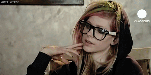  Todo mundo, o tempo todo, tenta dizer como você deve ser.   Avril Lavigne 
