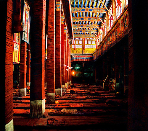 Drepung monastery, monks sleeping quarters (by Katarina 2353)