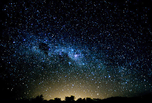 
As estrelas são furos no céu, que nos mostram um pouquinho da luz do Paraíso.
(Leo Naslim)
