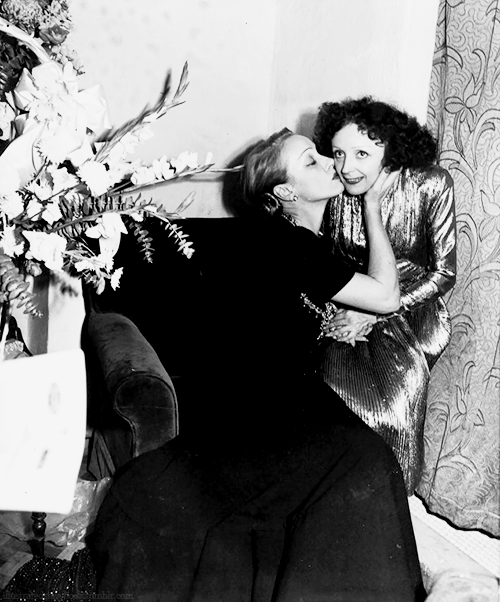 suicideblonde:

Marlene Dietrich and Edith Piaf backstage after a concert in NYC, Oct 31st, 1947