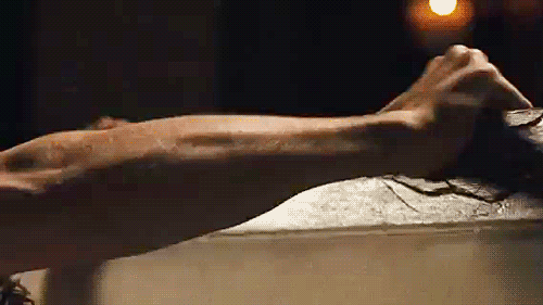 melbietoast:

sweetdirtydraco:

robdays:

This is the epitome of ARMPORN!!!!!
owwww double wowza, i ‘m speachlessss

I absolute agree Robdays 

Holy HELL… I won’t survive this scene…
