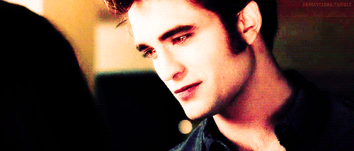 
Edward:Por que não posso te dar um presente de aniversário?
Bella:Porque não tenho nada pra te dar em troca.
Edward:Bella, você me dá tudo só por respirar. 
